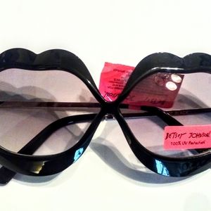 Betsey Johnson Sunglasses LIPS Design in BLACK